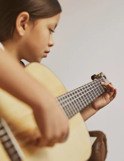 Niña tocando guitarra